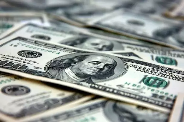 Dólar fecha abaixo de R$ 5 e Bolsa sobe no último pregão antes da eleição