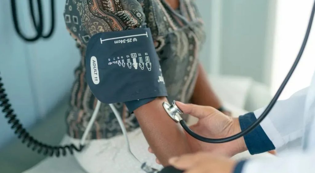 Pressão “12 por 8” passa a ser considerada alta; entenda novas diretrizes