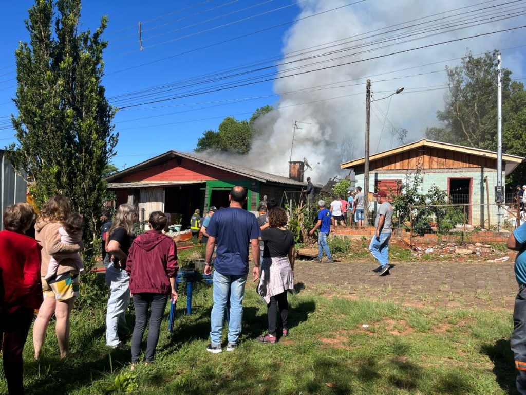 Incêndio de grande proporção atinge residência em Não-Me-Toque