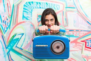 Rádio mantém liderança entre plataformas de áudio com publicidade, aponta novo estudo