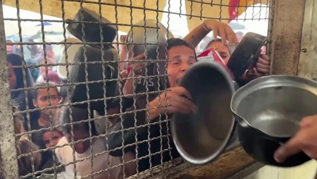 Mulheres e crianças vasculham lixo em busca de comida em Gaza
