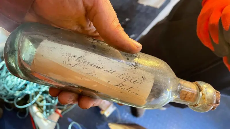 Engenheiros encontram garrafa com mensagem escrita há 132 anos na Escócia, e se surpreendem com recado