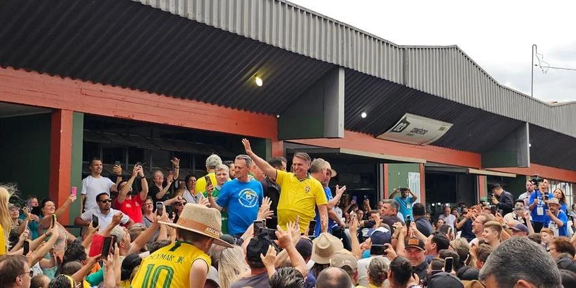 Bolsonaro reforça protagonismo político em visita à Fenasoja em Santa Rosa