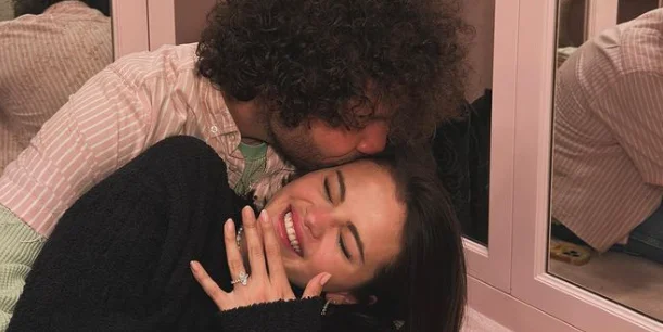 Selena Gomez revela que está noiva de Benny Blanco