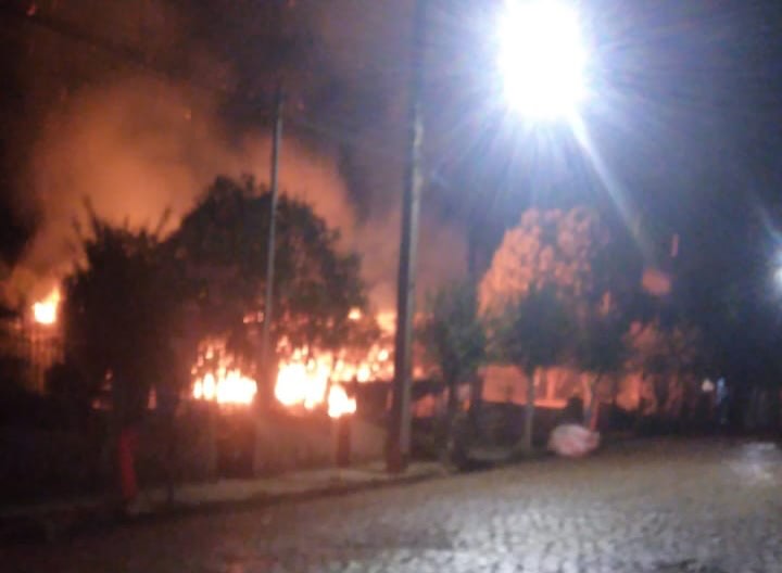 Residência é destruída por incêndio durante a madrugada em Não-Me-Toque