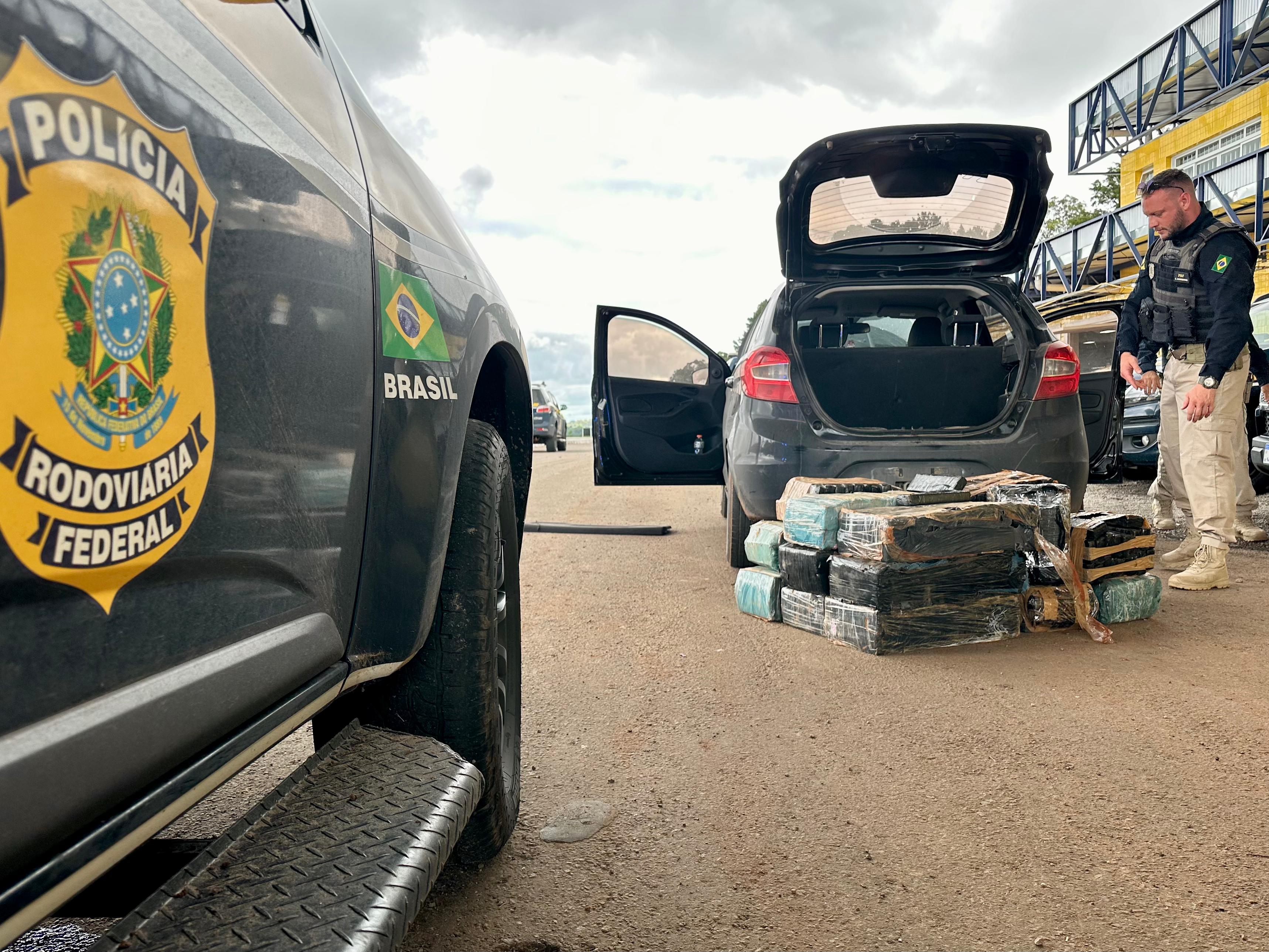 PRF prende traficante transportando mais de 250 quilos de maconha em carro furtado