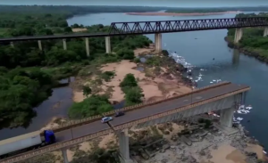 Queda de ponte: 16 pessoas estão desaparecidas e contaminação da água é desafio para resgates