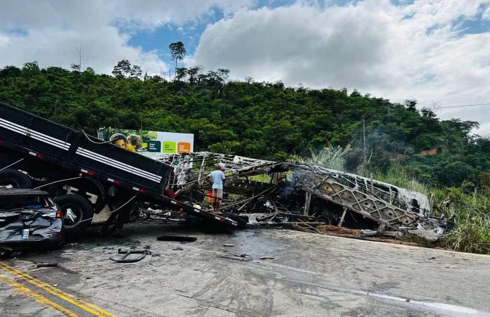 Sobe para 41 número de mortos em acidente na BR-116 em MG