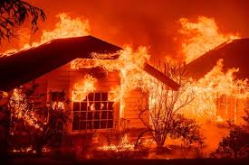 Incêndio fora de controle destrói casas em Los Angeles