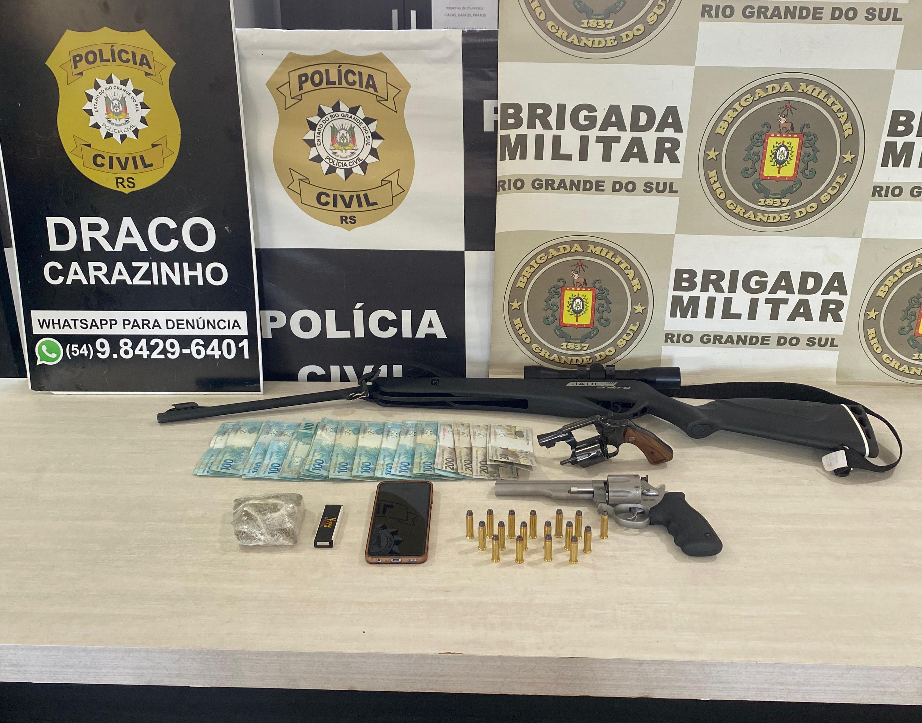 Operação conjunta em Carazinho apreende armas, drogas, dinheiro e prende três suspeitos