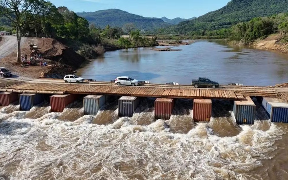 Ponte provisória em Feliz é levada pela correnteza do Rio Caí