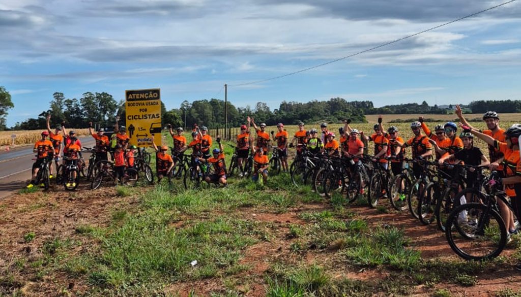 Ciclistas inauguram placa de “Atenção” na ERS-142