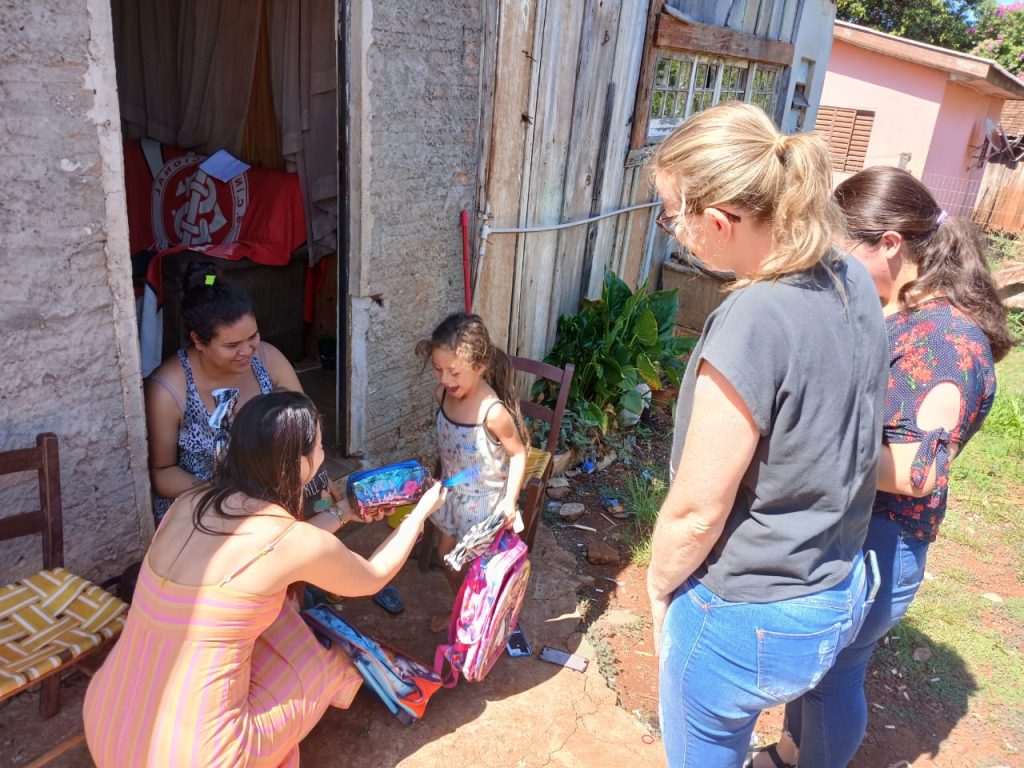 Crianças de Colorado recebem kits escolares através de doações