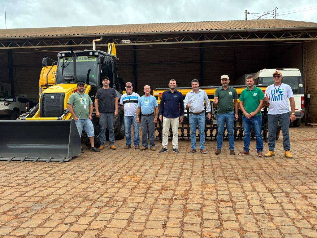 Não-Me-Toque tem entrega oficial de retroescavadeira e de uma semeadeira