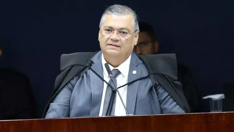 Ministro Flávio Dino aponta falta de detalhamento de R$ 469 milhões em emendas PIX e manda apurar
