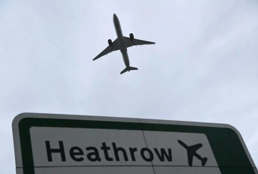 Companhias aéreas cancelam voos após incêndio perto do aeroporto de Londres
