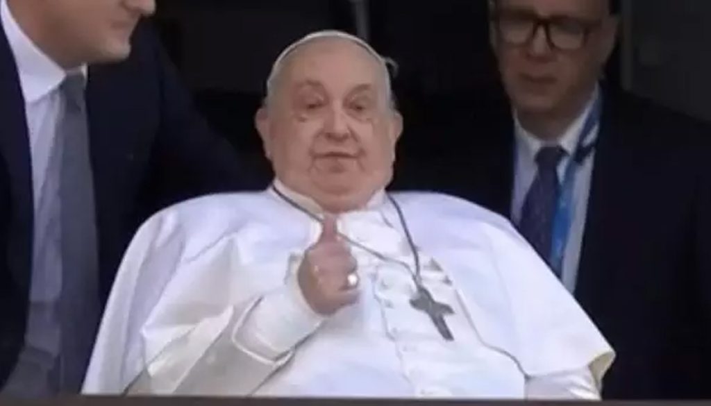 Papa Francisco recebe alta após quase 40 dias internado