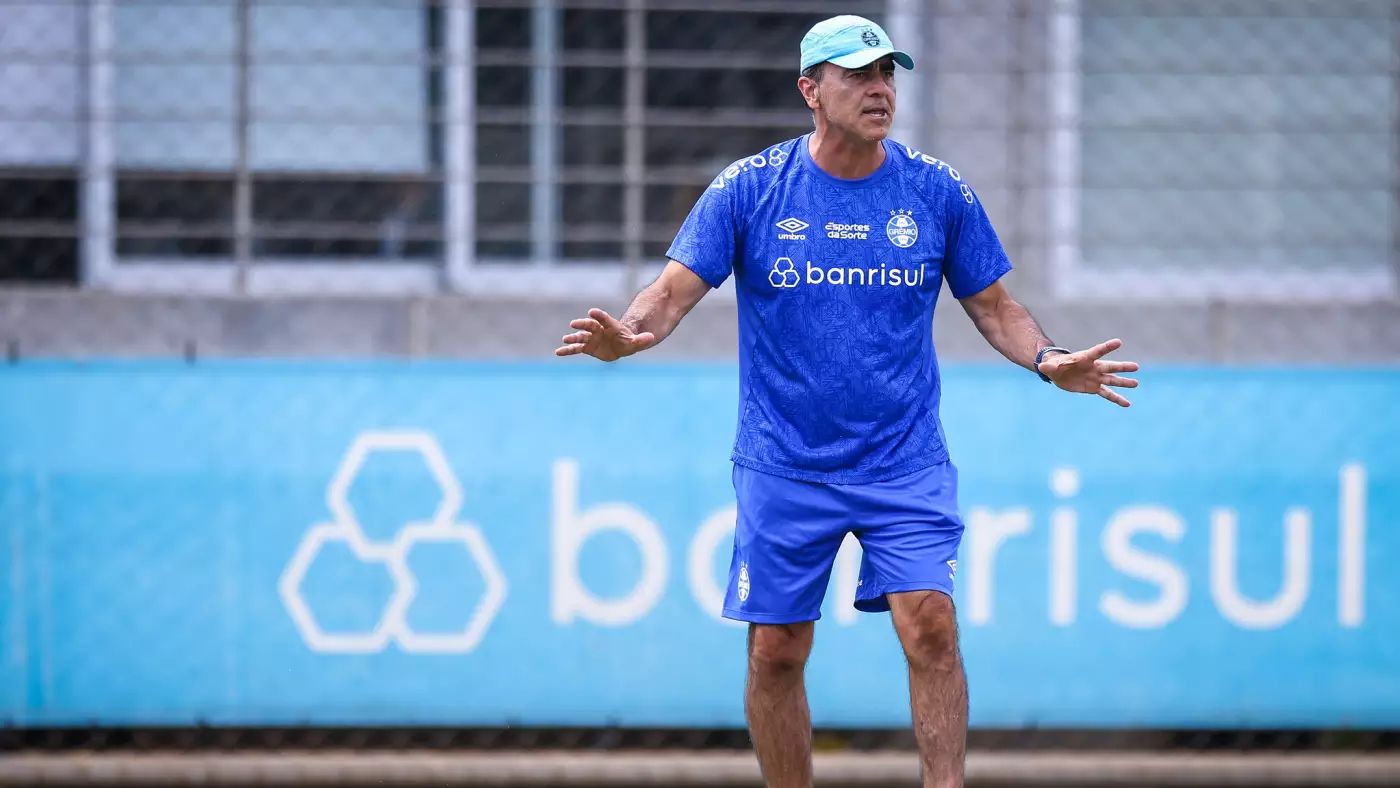 Técnico gremista Gustavo Quinteros pode ficar de fora das finais do Campeonato Gaúcho