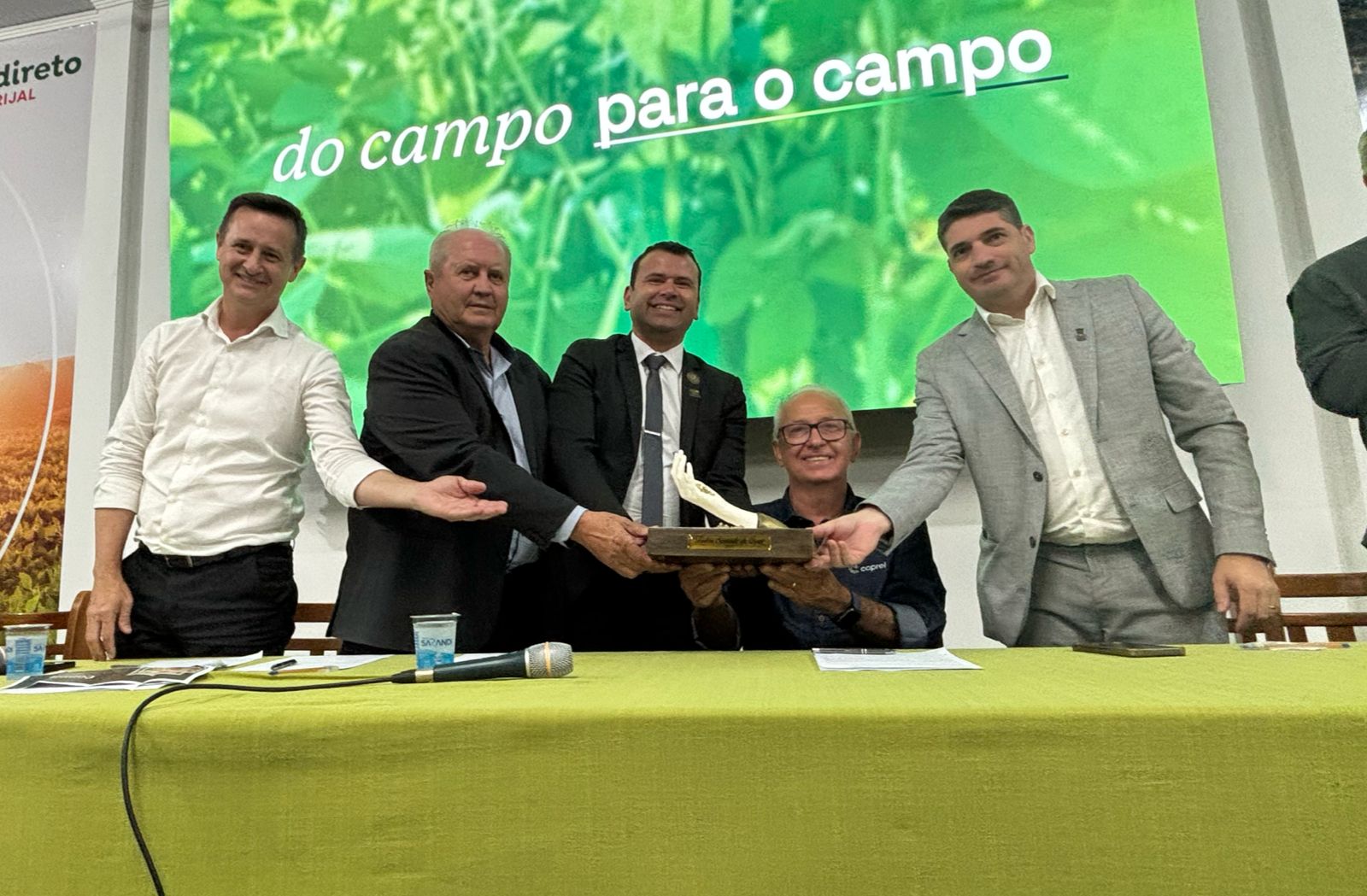 Jânio Stefanello recebe o Troféu Semente de Ouro