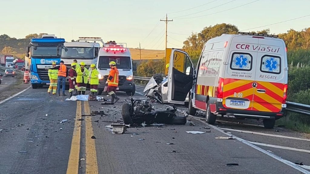 Colisão entre carro e caminhão deixa quatro mortos na BR-386