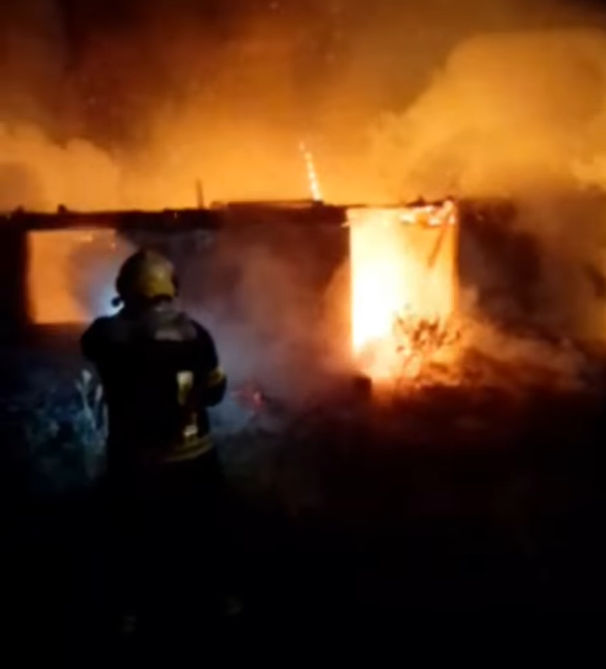 Bombeiros Voluntários de Não-Me-Toque atendem ocorrência de incêndio em Invernadinha