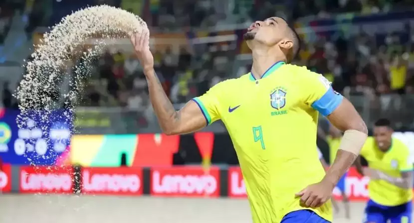Brasil estreia com vitória na Copa do Mundo de futebol de areia