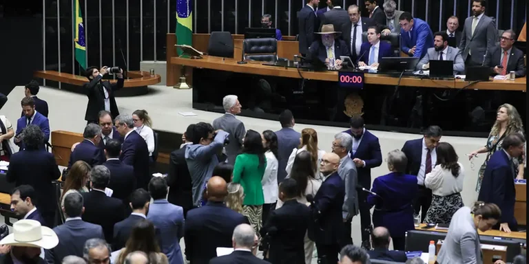 Câmara dos Deputados aprova projeto que reajusta salários de servidores públicos