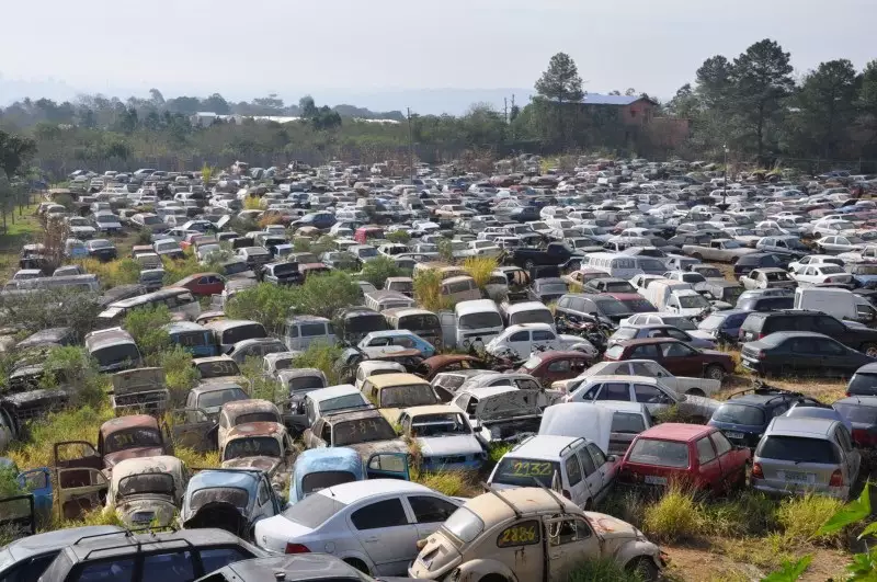 Excesso de veículos inutilizáveis em depósitos do Detran preocupa autoridades gaúchas