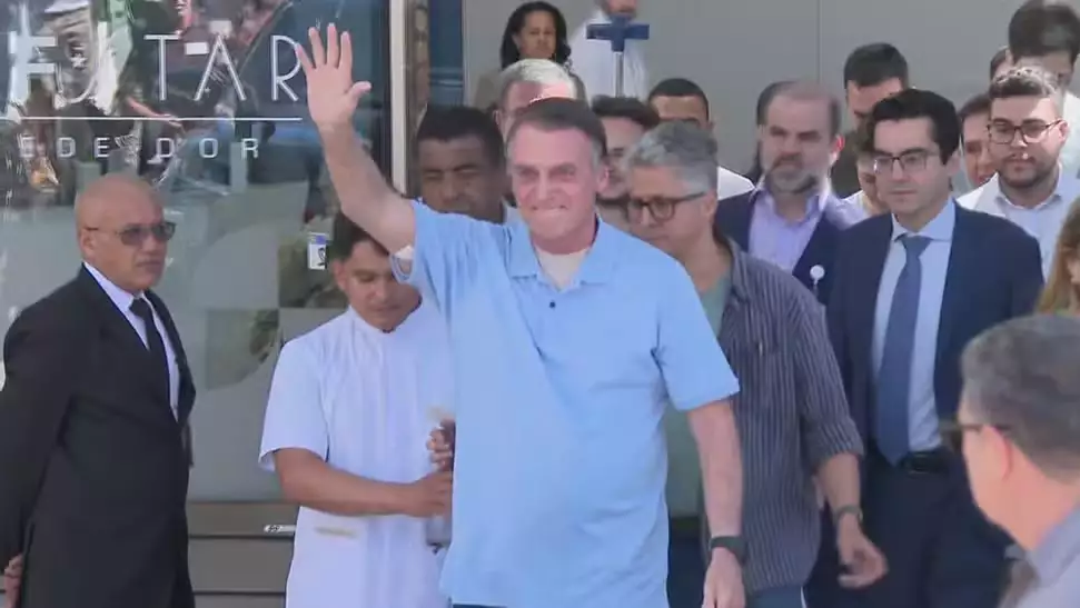 Jair Bolsonaro tem alta neste domingo após três semanas internado por cirurgia no intestino