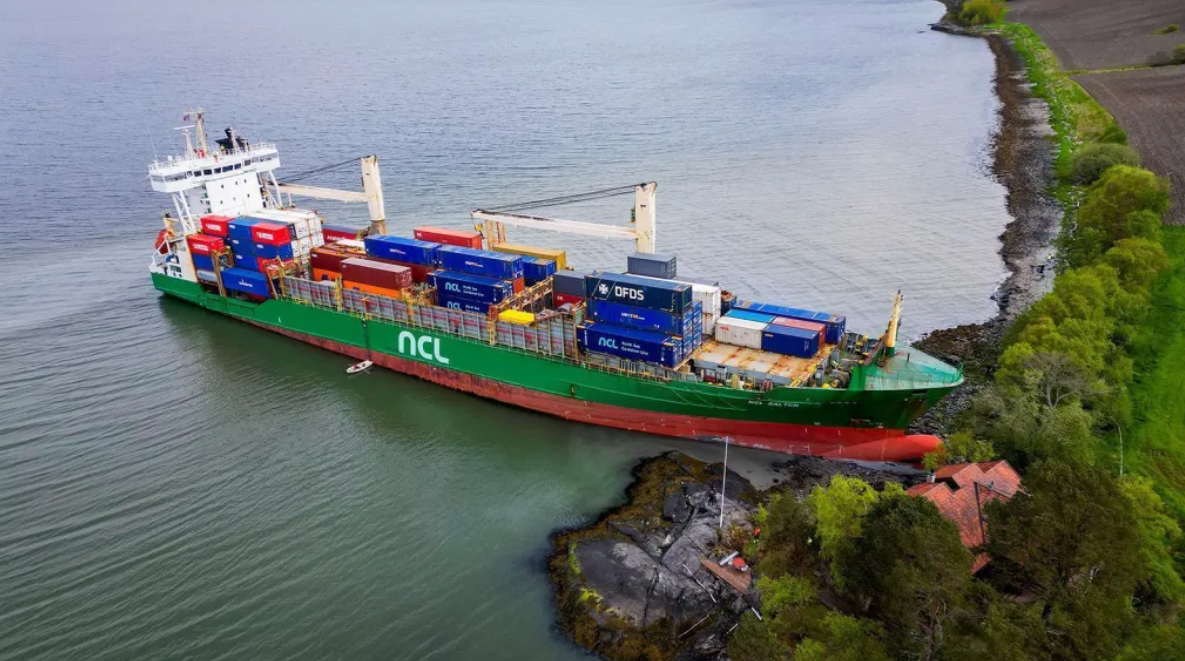Norueguês acorda com navio cargueiro de 135 metros no quintal de casa
