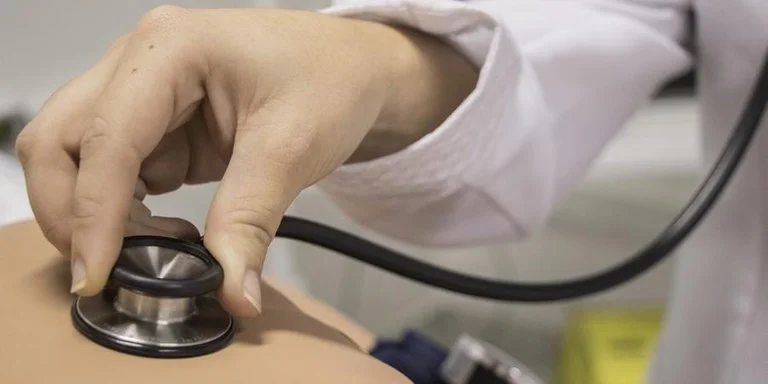 Pela primeira vez, mulheres são maioria entre médicos no Brasil