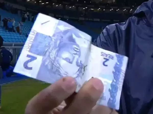 Após eliminação da Copa do Brasil, dirigente do Grêmio joga nota de R$ 2 para a arbitragem