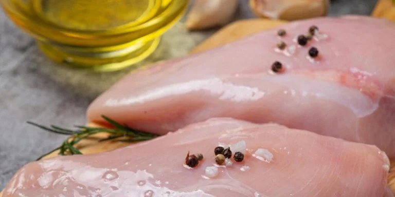 Gripe aviária em aves comerciais não altera segurança alimentar