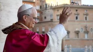 Em sua primeira missa como papa, Leão XIV diz esperar “trazer luz às noites escuras deste mundo”