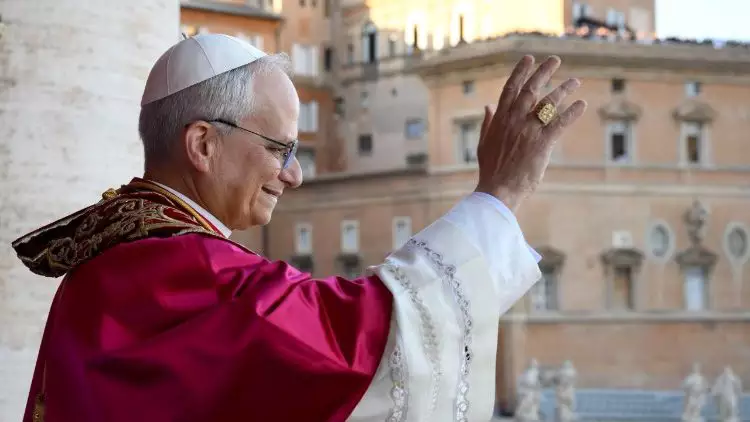 Em sua primeira missa como papa, Leão XIV diz esperar “trazer luz às noites escuras deste mundo”