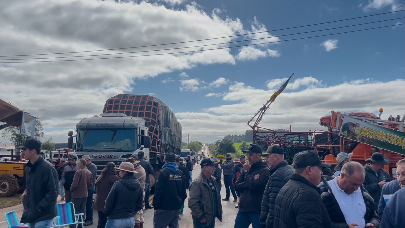 RS tem mais de 40 pontos de mobilização de agricultores e caminhoneiros; confira os bloqueios de rodovias