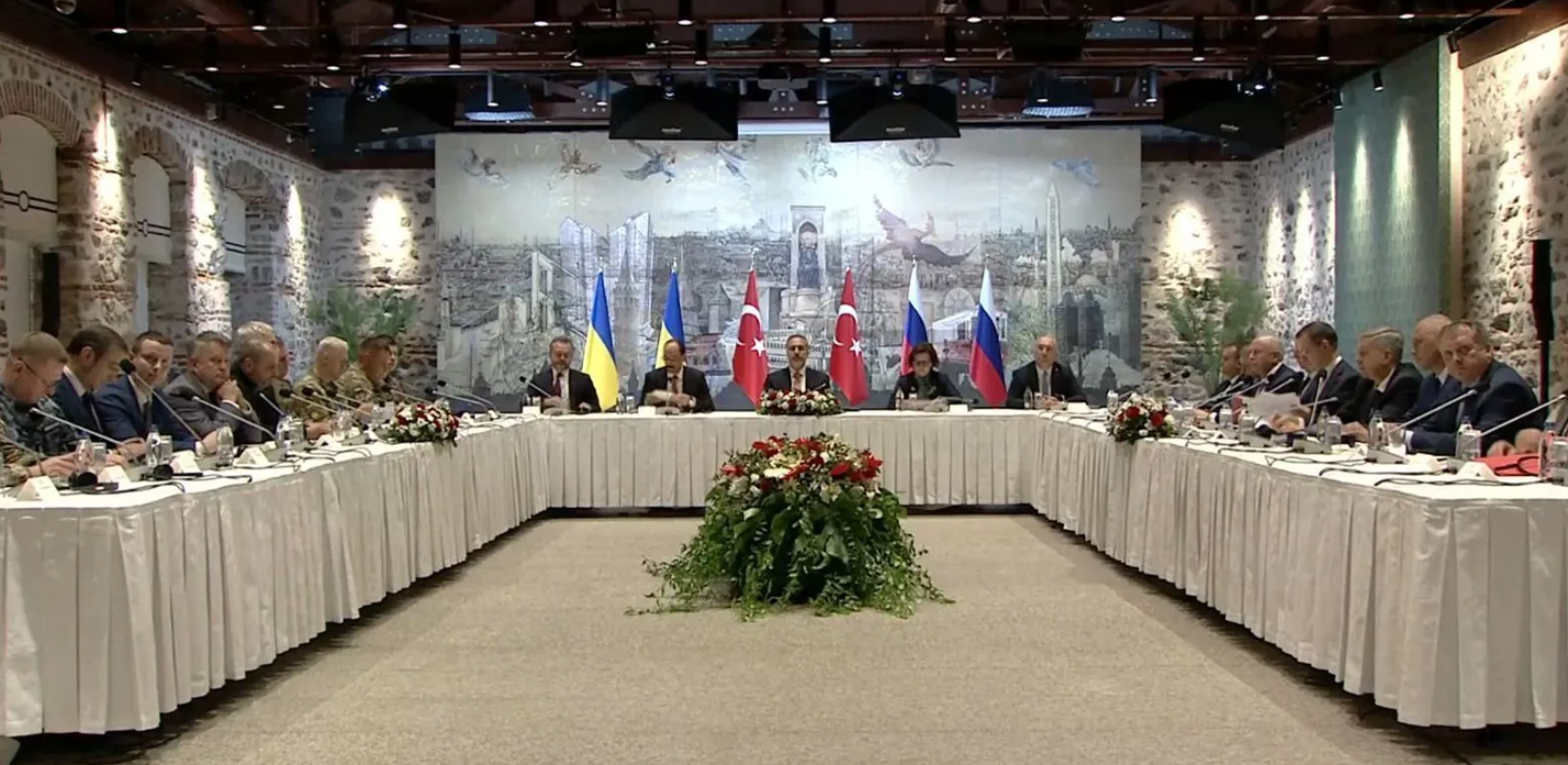 Rússia e Ucrânia se reúnem diretamente pela primeira vez em três anos