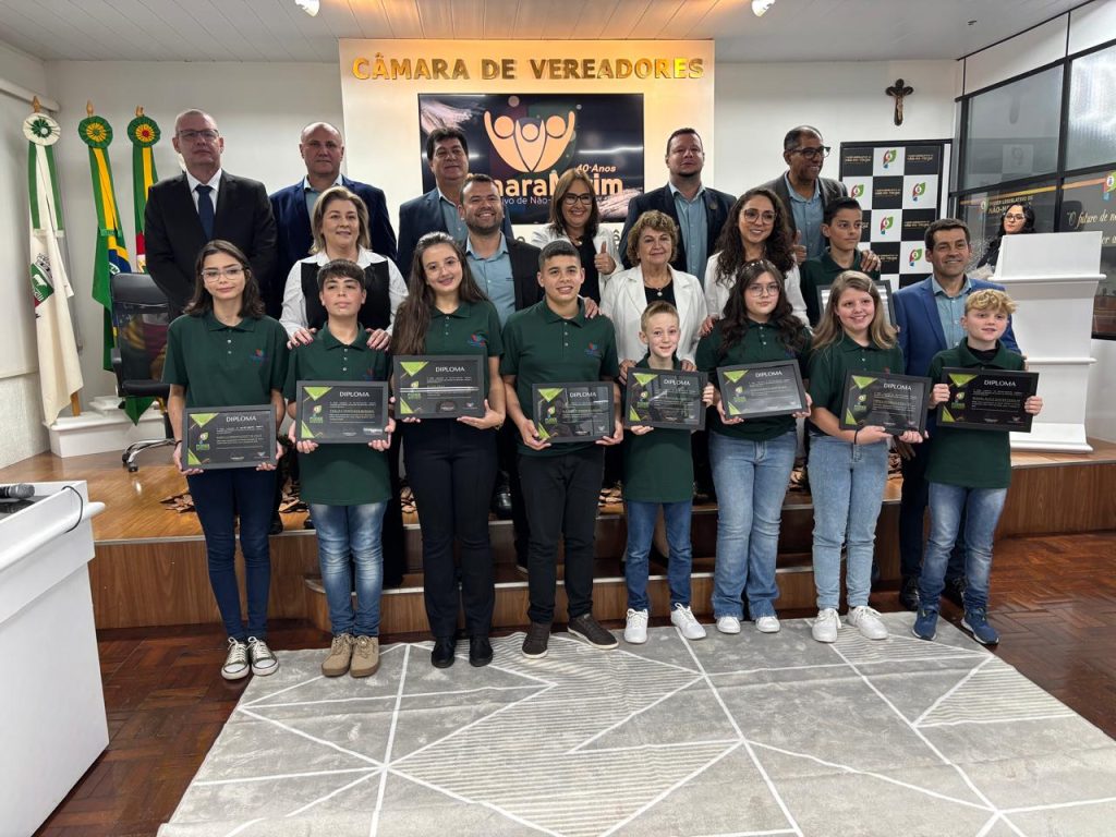 Câmara de Não-Me-Toque empossa 40ª turma de vereadores mirins