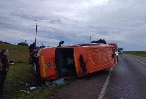 Ambulância da Força Voluntária capota na RS-135 deixa três socorristas feridos