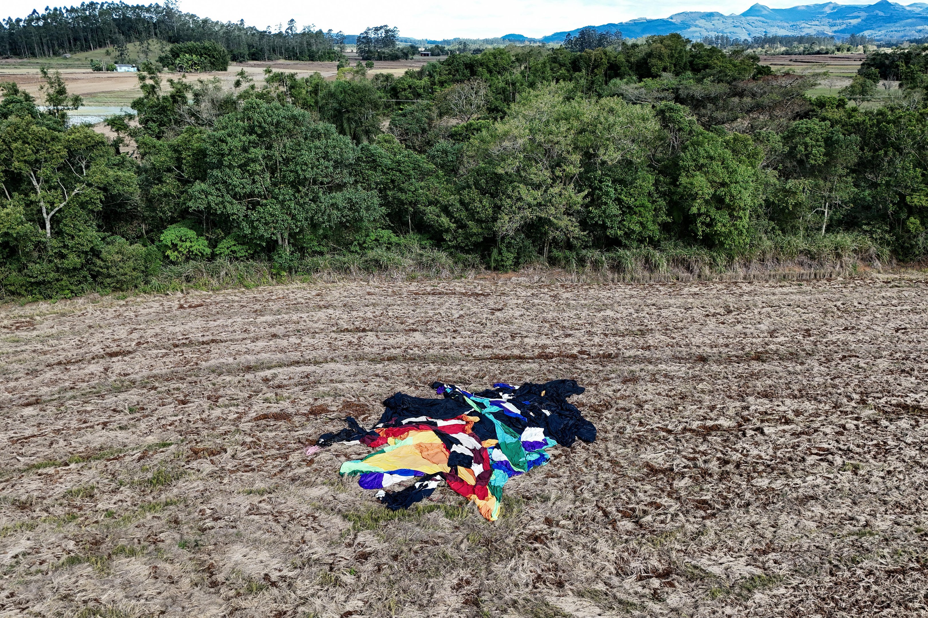 Balão pega fogo no ar, cai e deixa ao menos oito mortos em Praia Grande