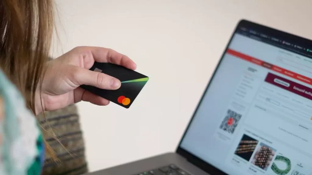 Brasileiros gastam recorde de quase R$ 15 bilhões em compras internacionais em 2024