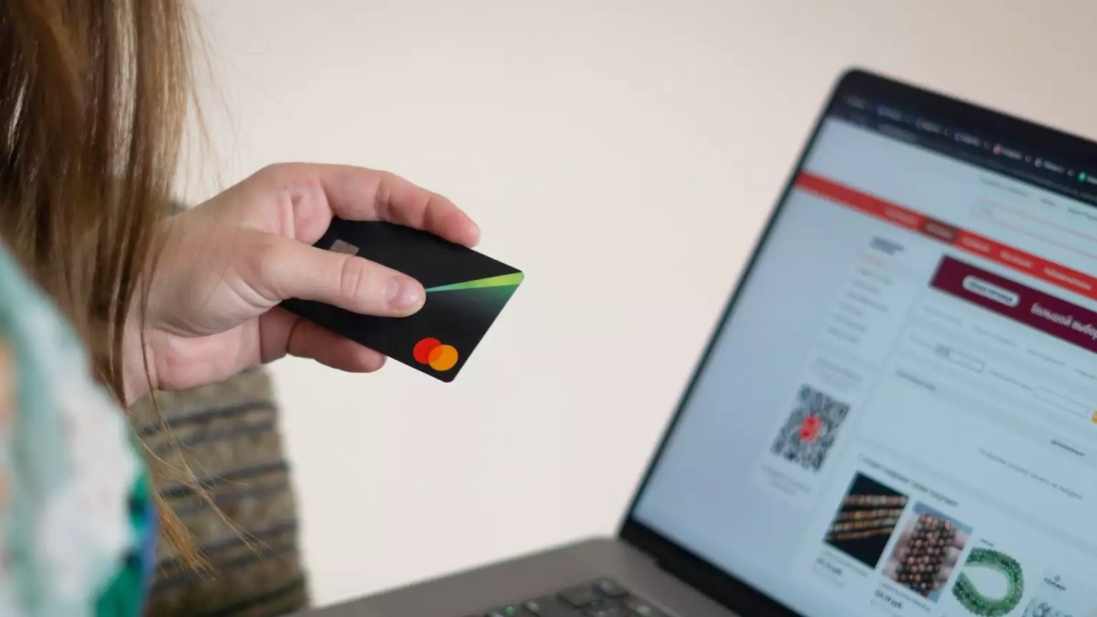 Brasileiros gastam recorde de quase R$ 15 bilhões em compras internacionais em 2024