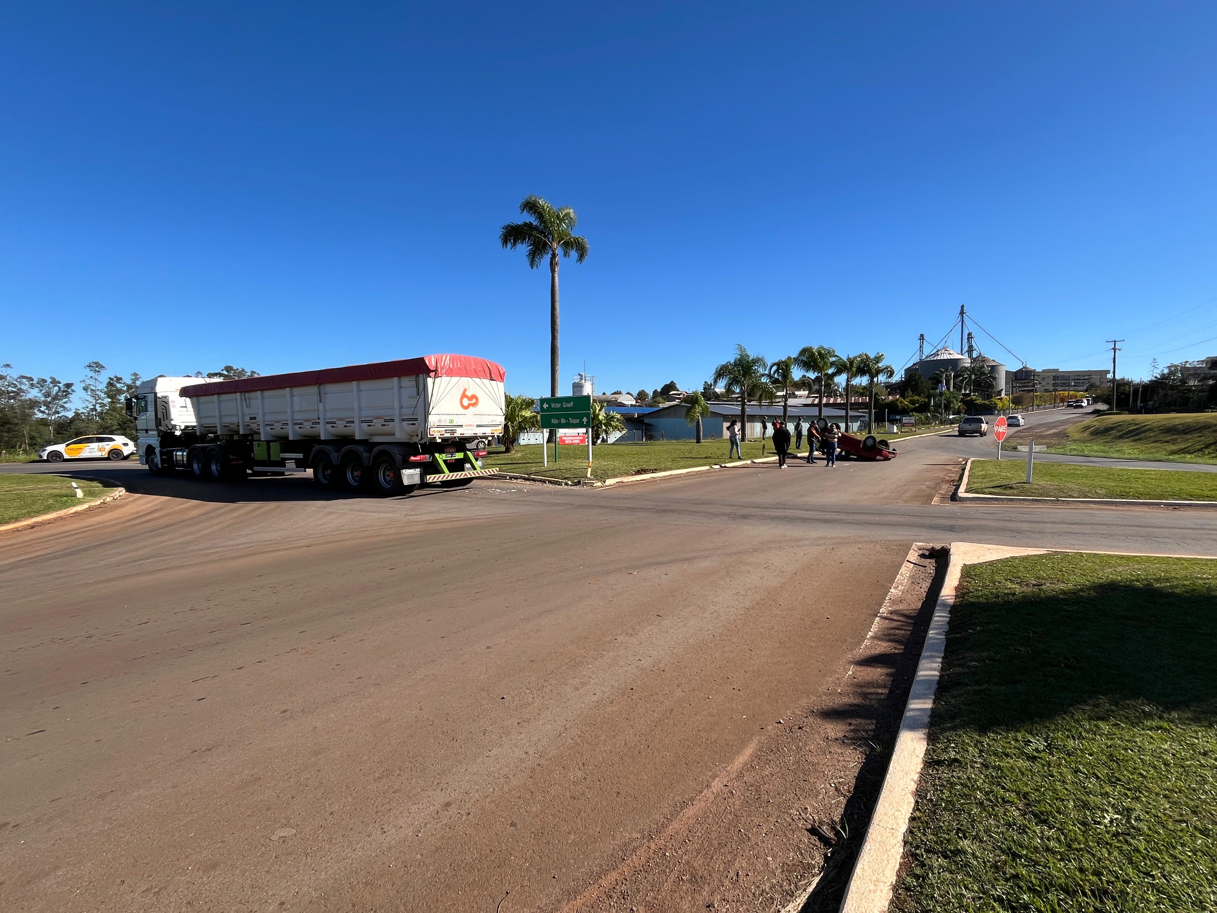 Colisão envolve carro e caminhão em Não-Me-Toque