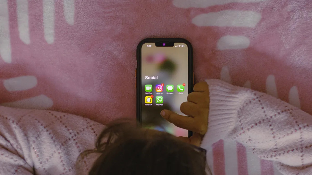 Estudo alerta sobre riscos do excesso digital e suicídio entre adolescentes