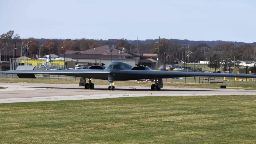 EUA deslocam bombardeiros B-2 enquanto Trump avalia atacar o Irã