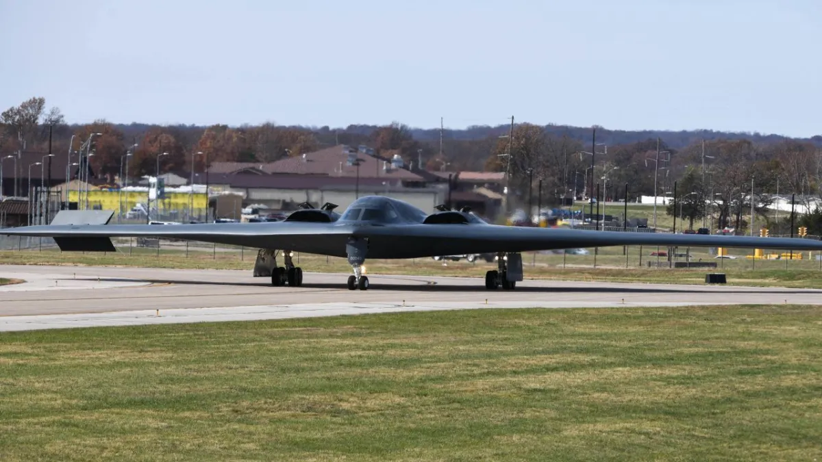 EUA deslocam bombardeiros B-2 enquanto Trump avalia atacar o Irã