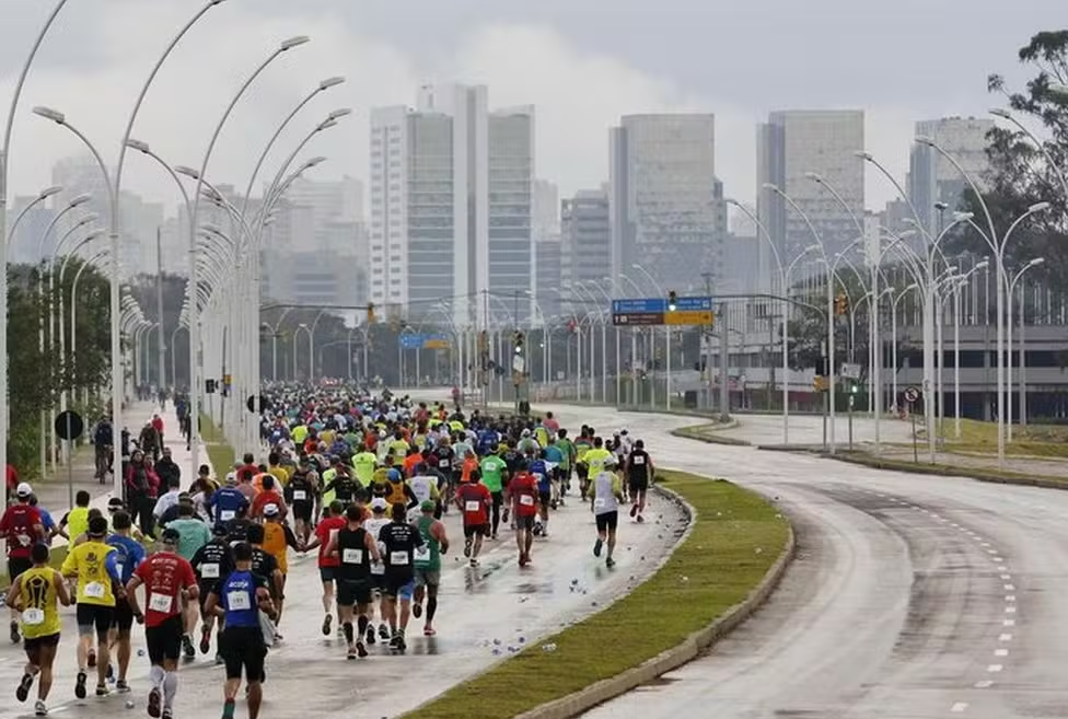 Jovem de 20 anos morre após passar mal enquanto corria Maratona Internacional de Porto Alegre, diz polícia