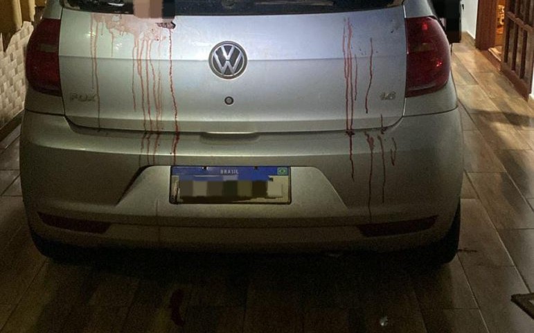 Motorista atropela mulher e dirige até em casa com o corpo pendurado no carro