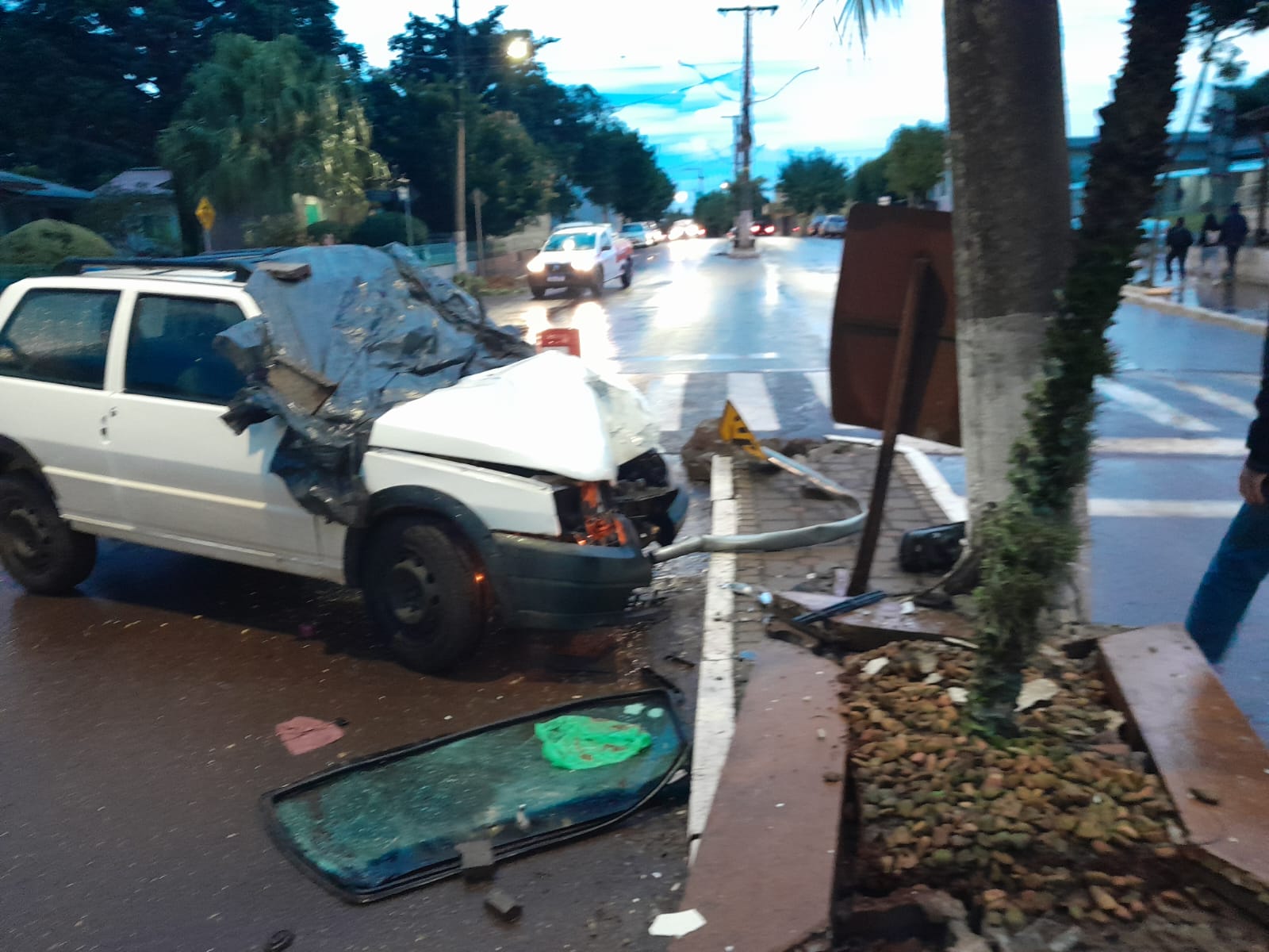 Motorista dorme ao volante e colide em poste em frente a escola em Lagoa dos Três Cantos