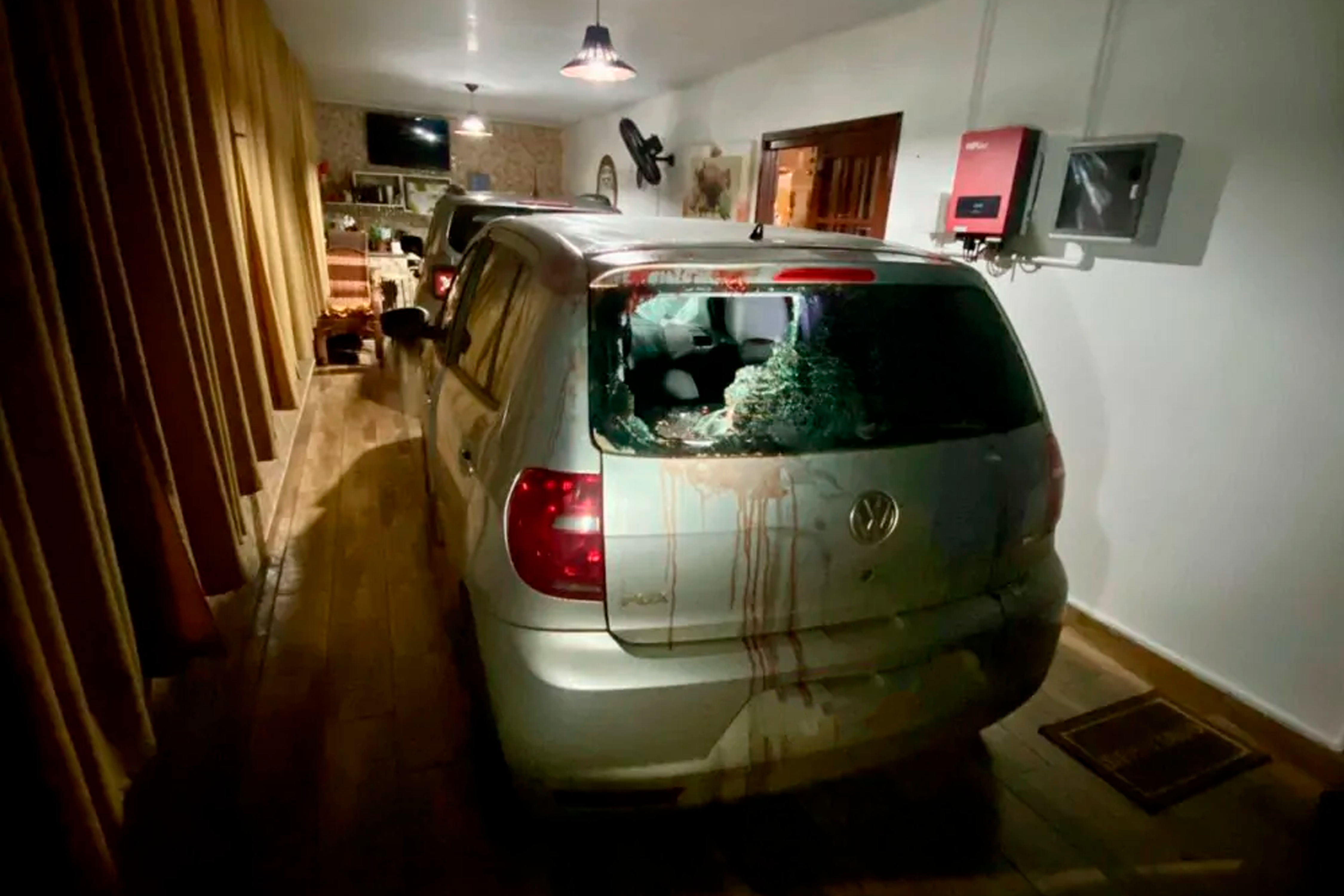 Motorista passa três vezes na mesma rua com corpo de mulher sobre o carro após atropelamento no RS